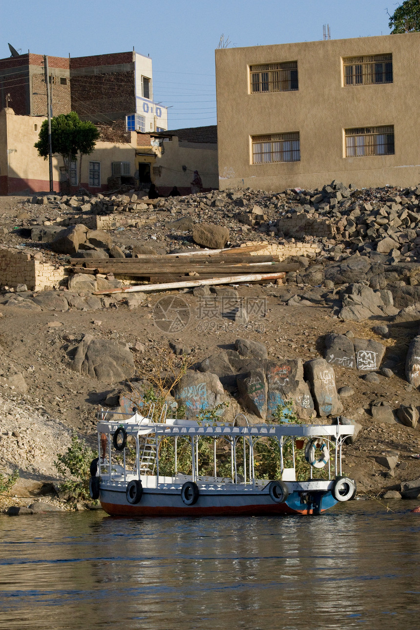 埃及阿斯旺附近尼罗河岩石风景假期沙漠旅行阳光石头帆船晴天河岸图片