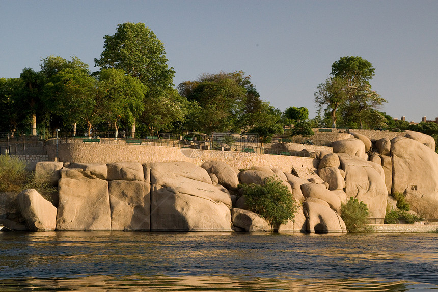 埃及阿斯旺附近尼罗河航海沙漠冒险蓝色岩石阳光风景反射石头旅行图片
