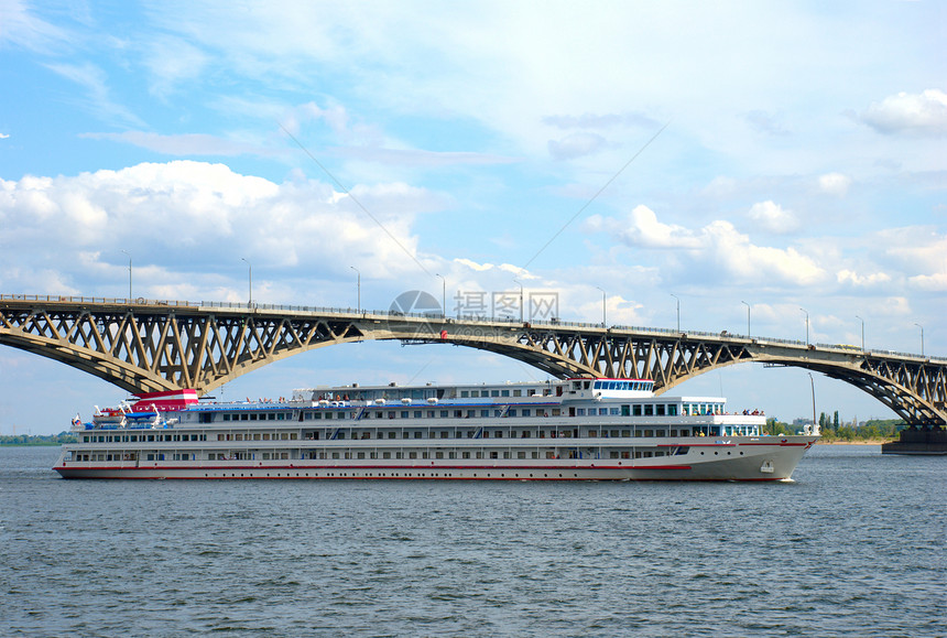 舰船通过桥下巡航娱乐旅游旅行海滩图片