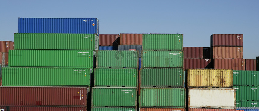 装满货物的彩色集装箱 蓝色天空卡车团体世界港口仓库车厢送货商业商品码头图片