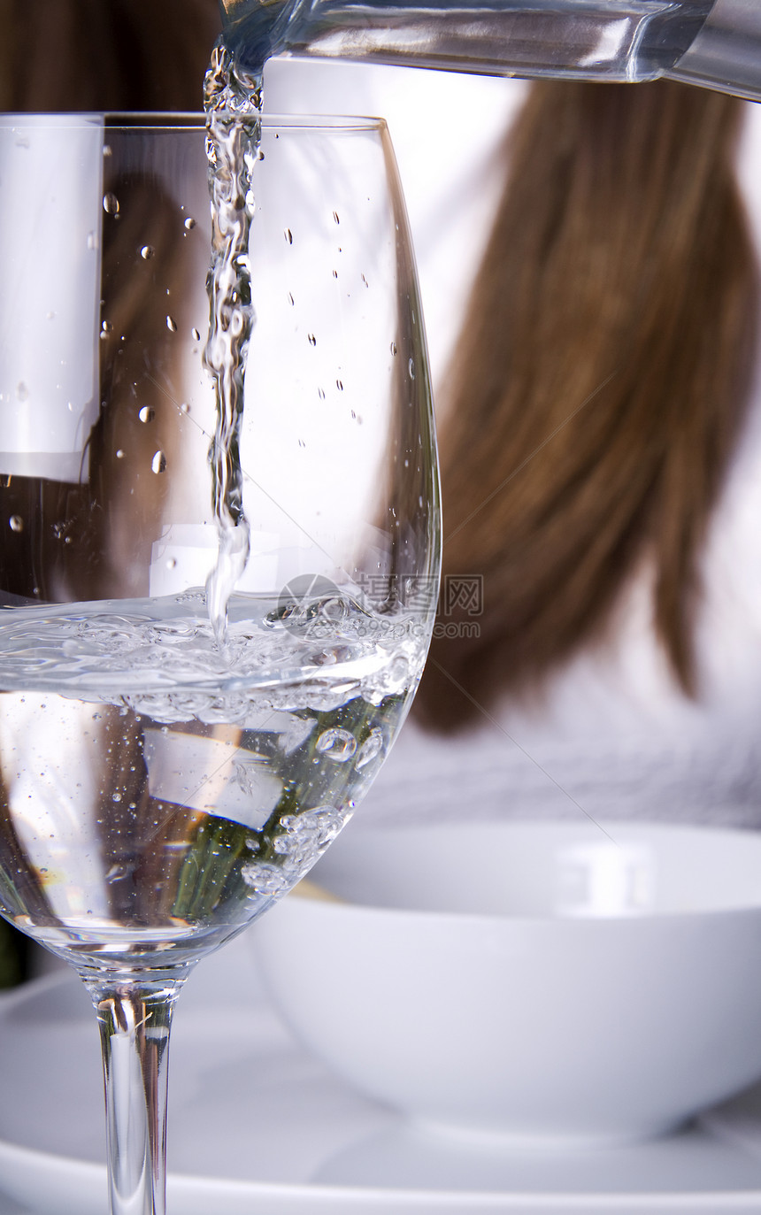 将水注入玻璃杯中生活厨具福利环境反射商品餐具生态透明度水瓶图片