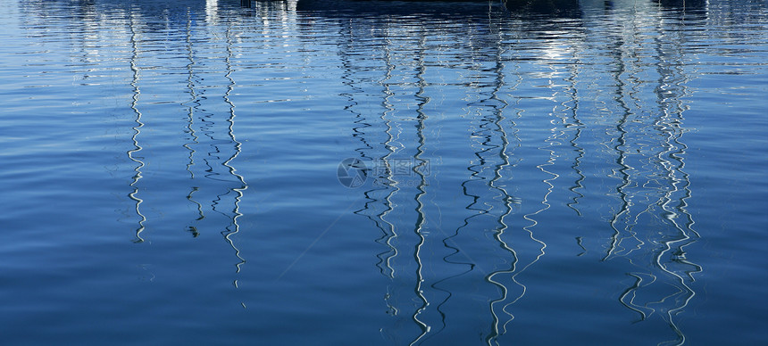 船只对蓝水的抽象反射假期港口旅行巡航血管日落漂浮海洋公园钓鱼图片