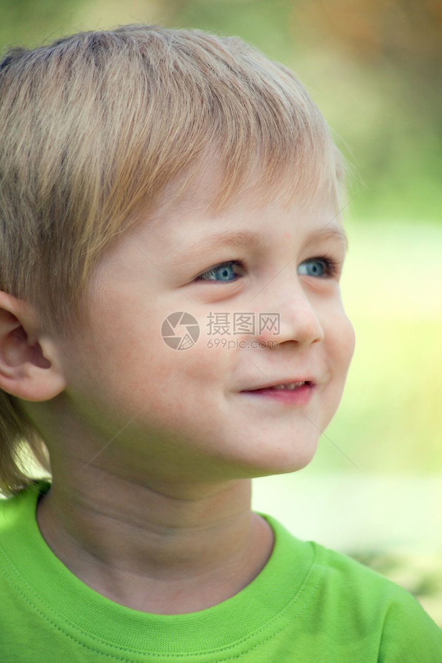 男孩肩膀金发蓝色孩子儿童童年白色幼儿园微笑黄色图片