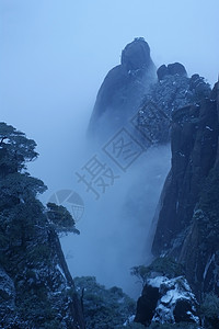 圣青山山的云雾薄雾世界遗产背景图片