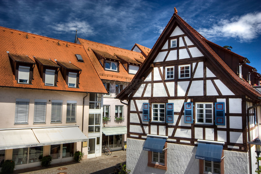 德国古老的美丽城市天空旅游街道地标木材建筑蓝色石头历史框架图片