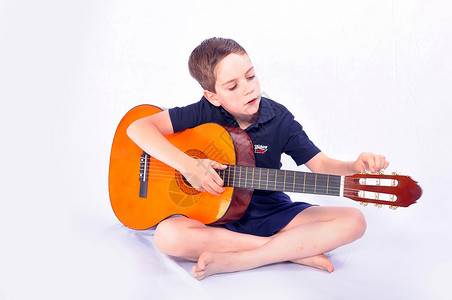 带吉他男孩男生乐感音乐字符串声学教育小伙子吉他背景图片