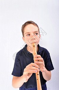 带录音机的男孩男生教育声学长笛小伙子木头音乐乐感背景图片