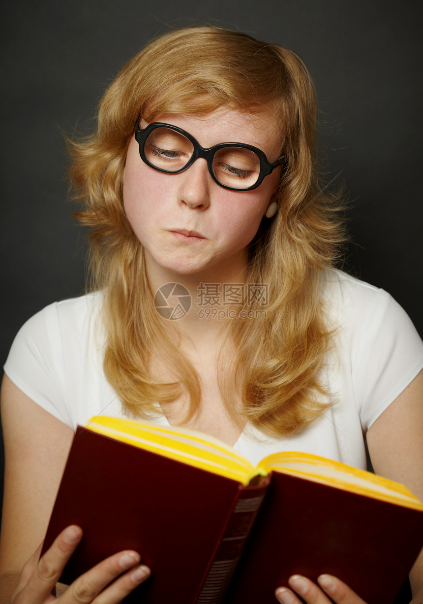 在有趣的老式眼镜里的女人 读书图片
