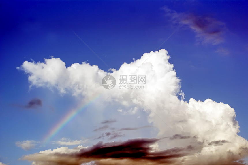 美丽的云彩和彩虹图片
