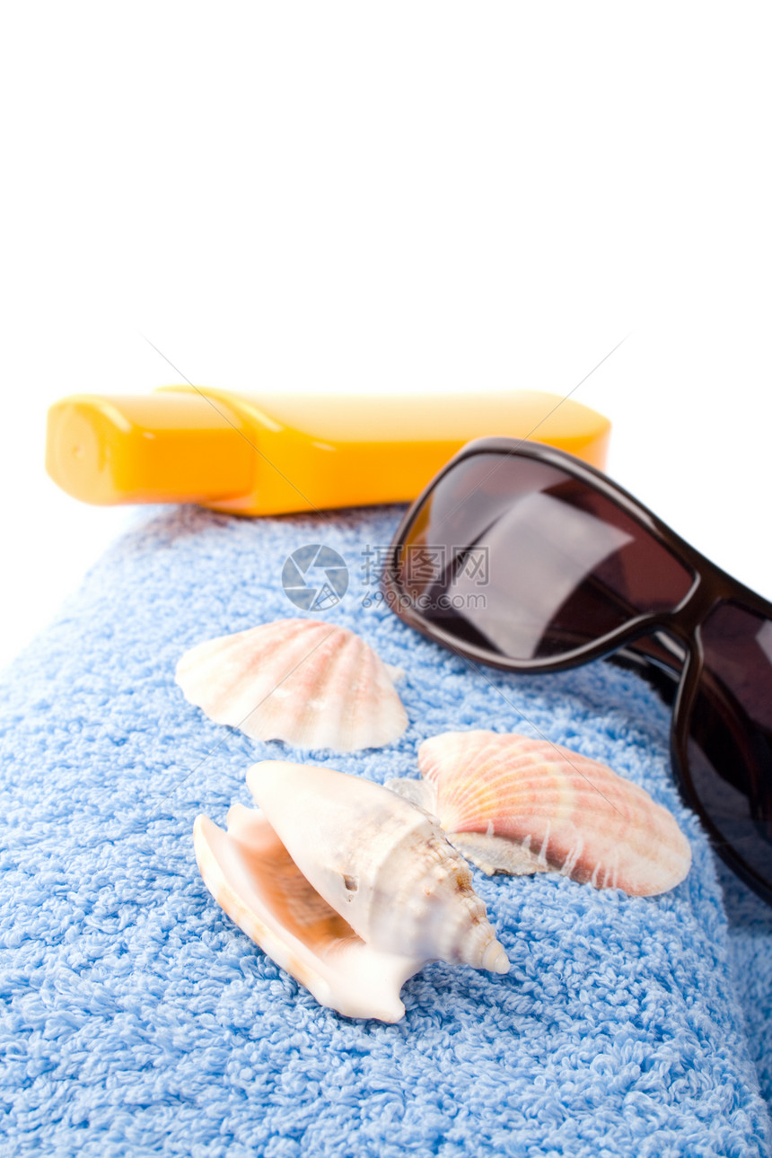 毛巾 贝壳 太阳镜和润滑剂眼镜蓝色奶油防晒霜白色假期黑色丁字裤化妆品海滩图片
