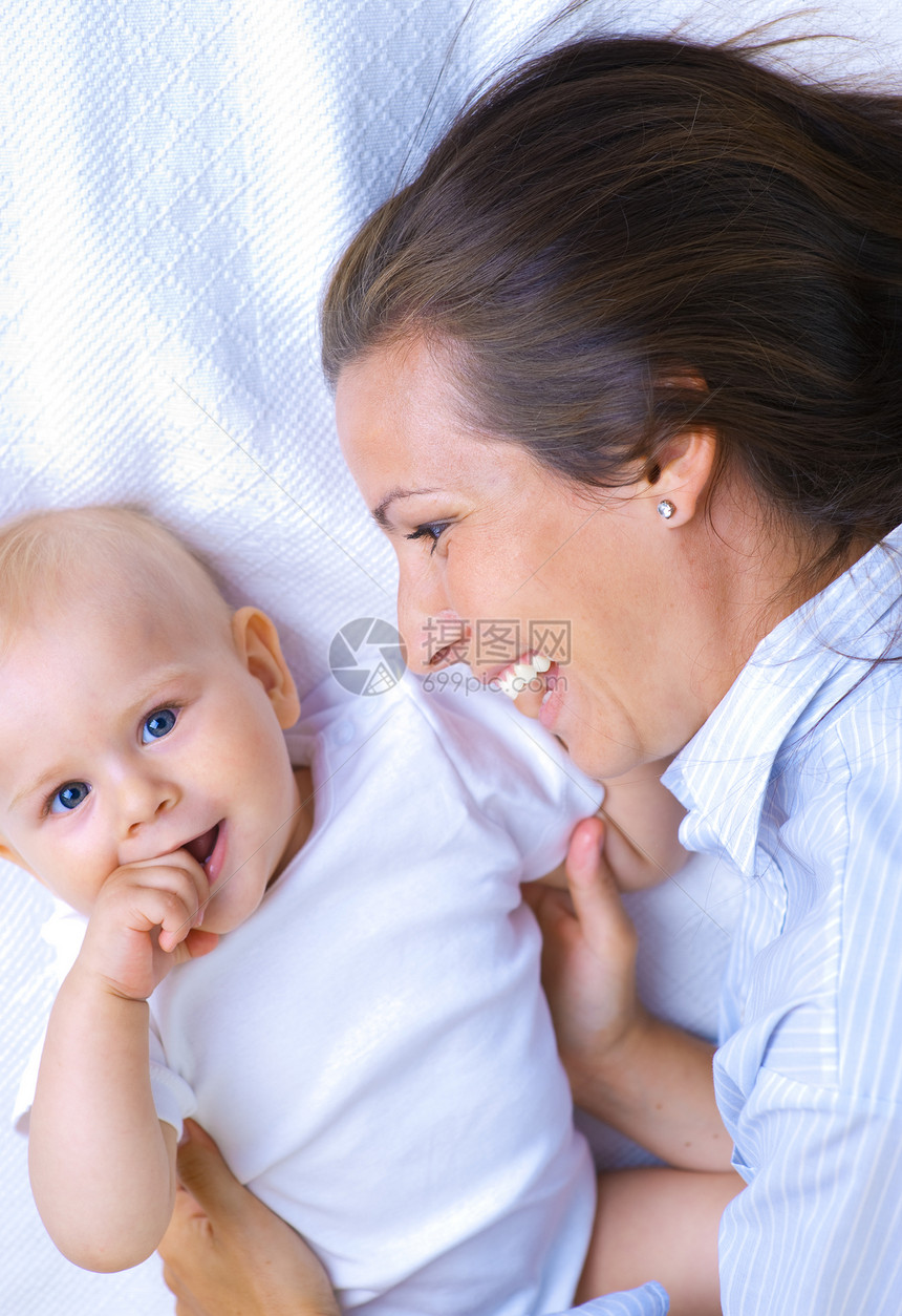 母亲和儿子微笑婴儿图片
