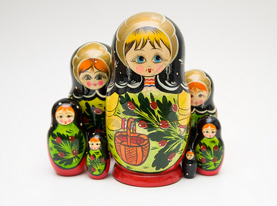 马托约什卡白色背景的俄罗斯马特约什卡娃娃头巾女孩套娃纪念品宝贝家庭玩具红色木头娃娃背景