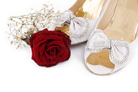 结婚鞋和玫瑰少女红色庆典已婚饰品白色花瓣珠宝新娘奢华背景图片