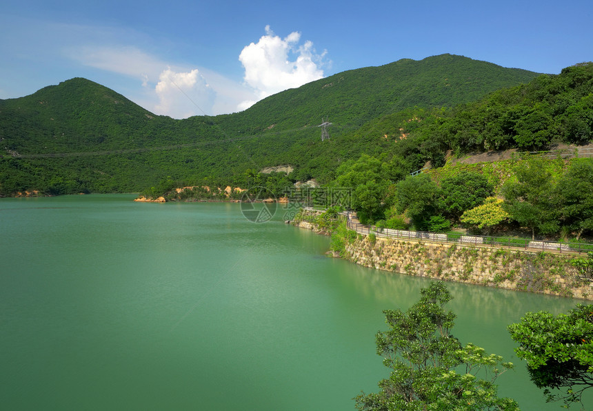 森林中的湖泊地平线旅行池塘旅游反射森林木头生态石头叶子图片