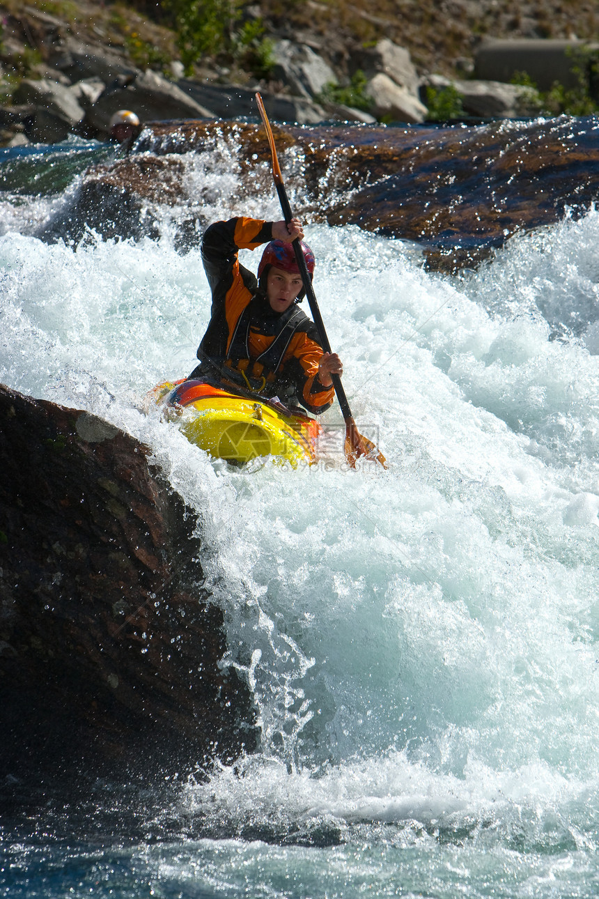挪威的瀑布急流乐趣速度假期闲暇挑战溪流皮艇活力运动员图片