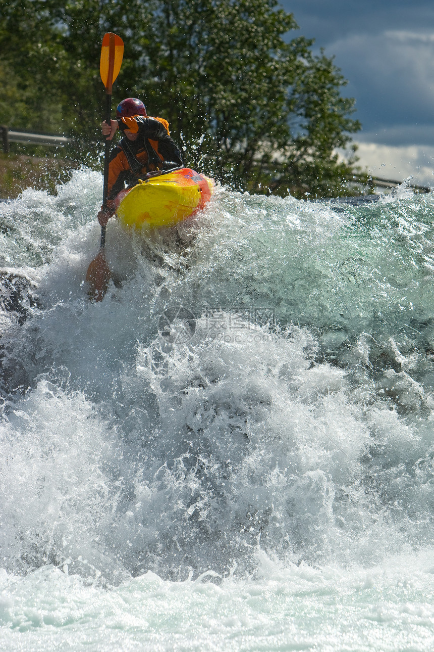 挪威的瀑布乐趣运动假期闲暇冒险地形速度活力冲浪风险图片