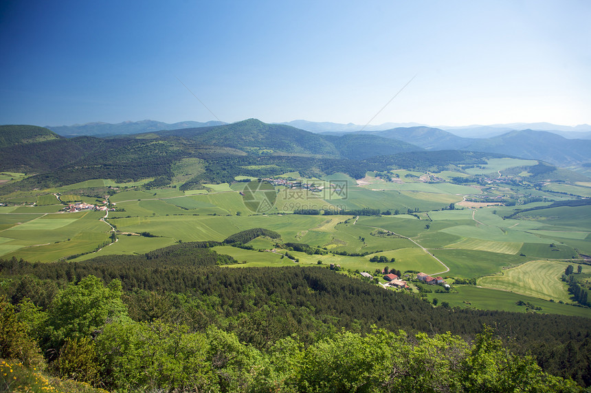 Pamplona附近的绿谷图片