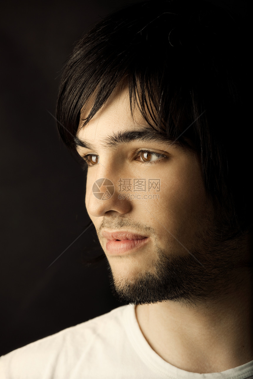青年男子肖像学生姿势快乐男性头发冒充成人男生图片