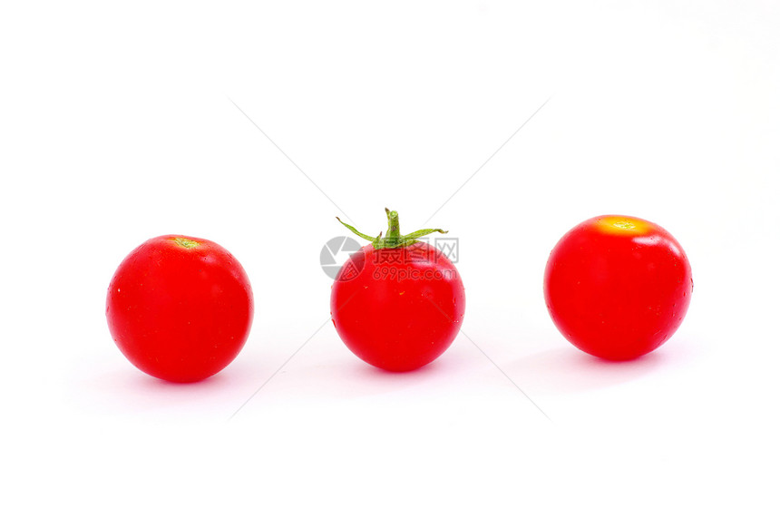白色背景的成熟红番茄图片