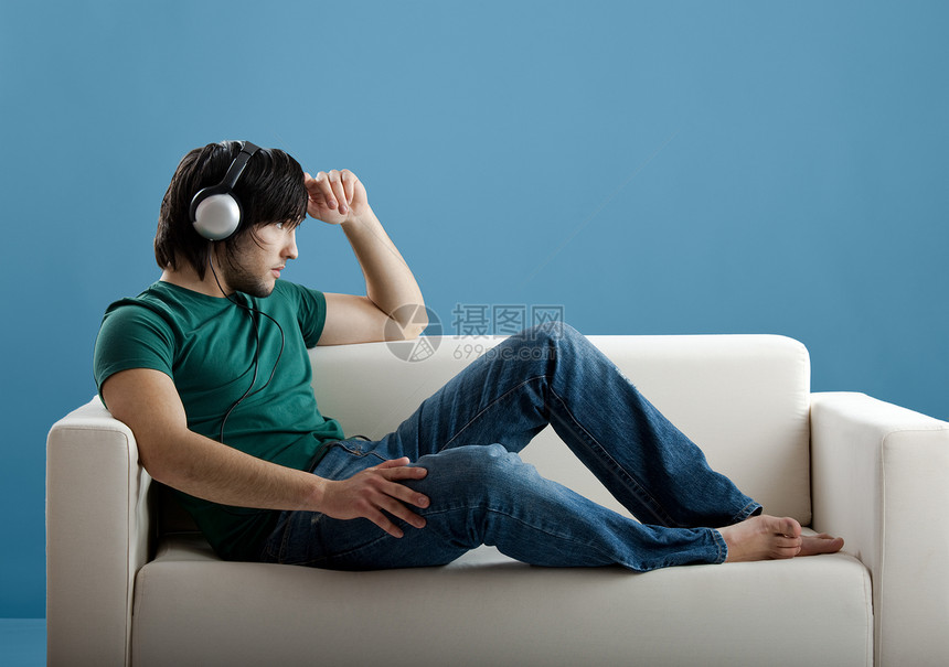 监听收音机工作室音乐青少年男人沙发技术闲暇乐趣耳机图片