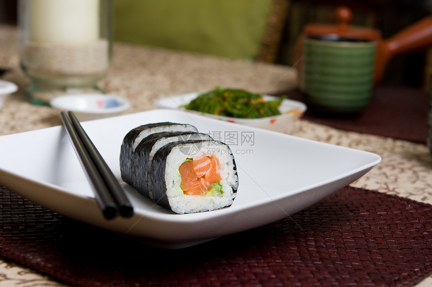 新鲜的鲑鱼日本寿司海藻服务拼盘海鲜美食小吃文化盘子筷子饮食图片