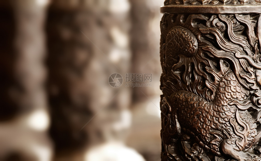 金金色中国风格 柱的雕刻装饰艺术历史青铜传统异国柱子纪念碑宗教建筑寺庙图片