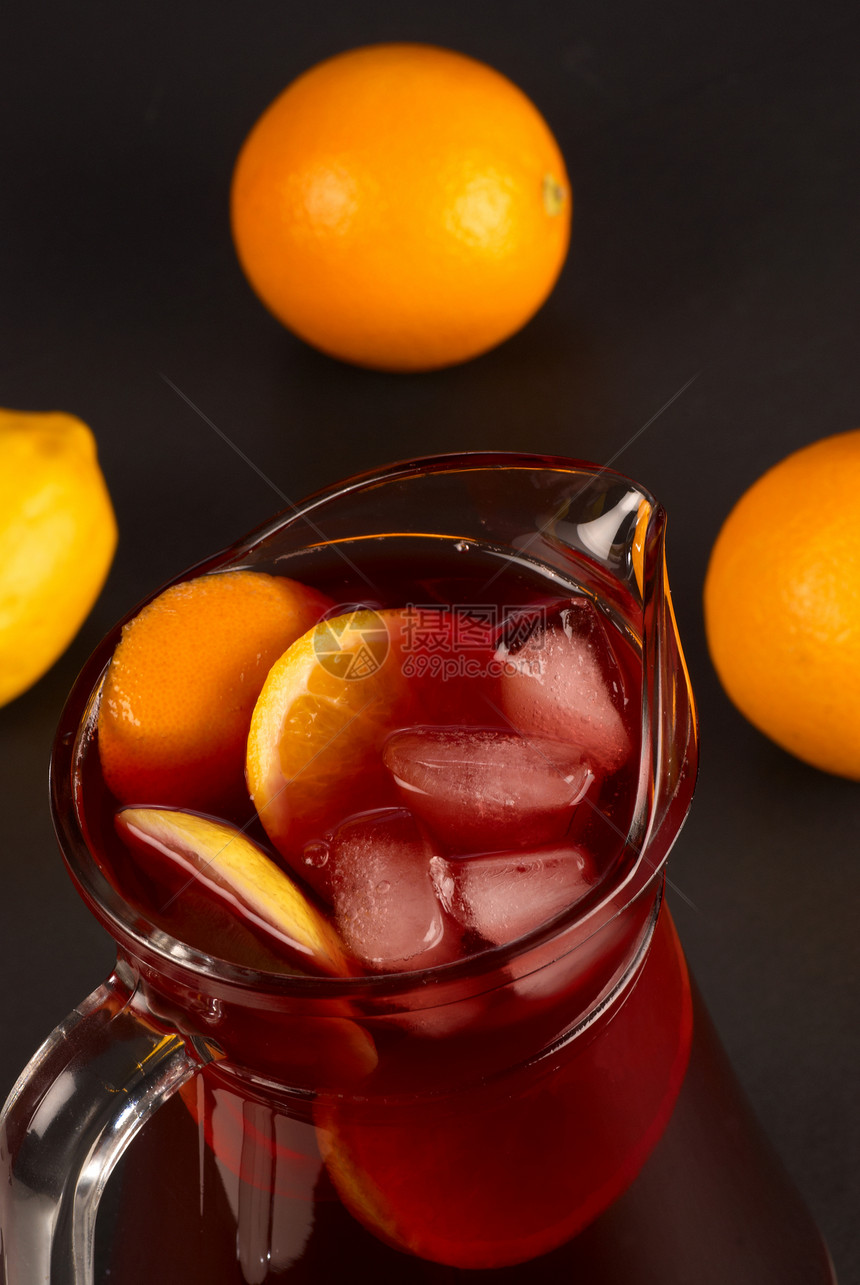 桑格里亚果皮橙汁果味冰块茶点酒精水壶静物橙子冷藏图片