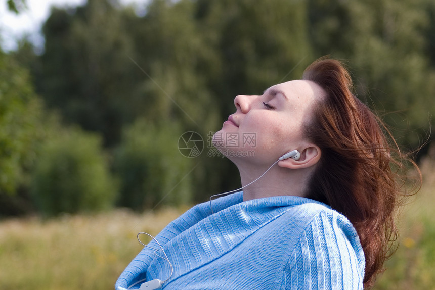 妇女听音乐青春期午休爱好成年人睡眠治疗享受惊喜肩膀自由图片