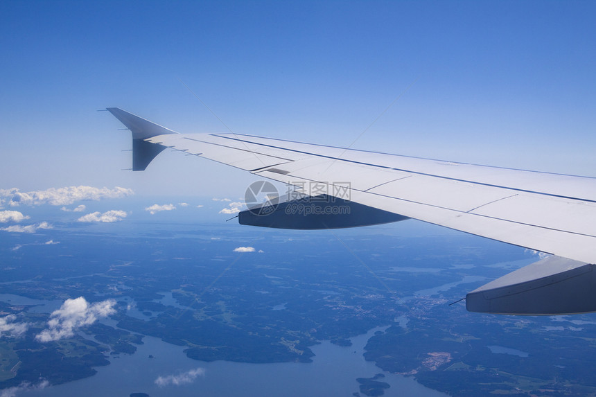 从飞机窗口看到云的景象航空航班旅行速度喷射运输湍流蓝色白色高度图片
