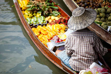 帽子蔬菜浮动市场运输蔬菜女士运河异国文化水果传统商务情调背景