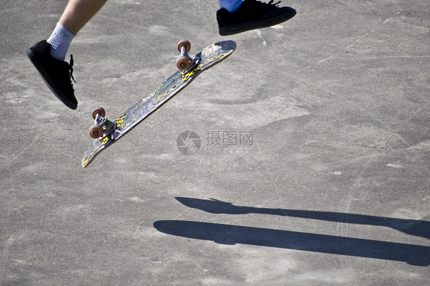跳跃滚筒诡计男人牛仔裤速度滑冰街道乐趣特技危险图片