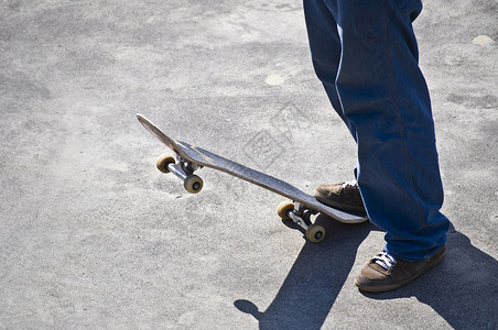 滑板机滑板运动蓝色童年孩子乐趣伙计青少年公园滑冰背景图片