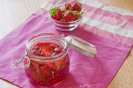 印度半透明草莓临死生命食物玻璃浆果用具水果营养宏观健康器皿甜点背景