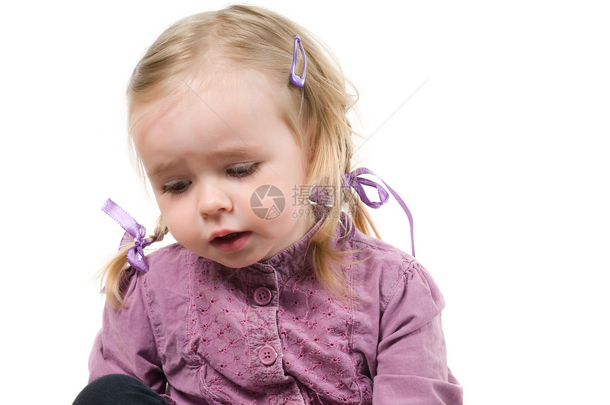 一个在演播室的小女孩儿童孩子白色女孩婴儿女性紫色黑色辫子女儿图片