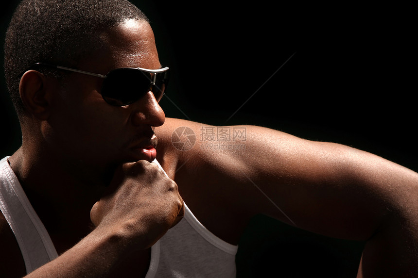 年轻非洲男子美裔乐趣眼镜身体歌手岩石姿势男性男生衣服皮肤图片