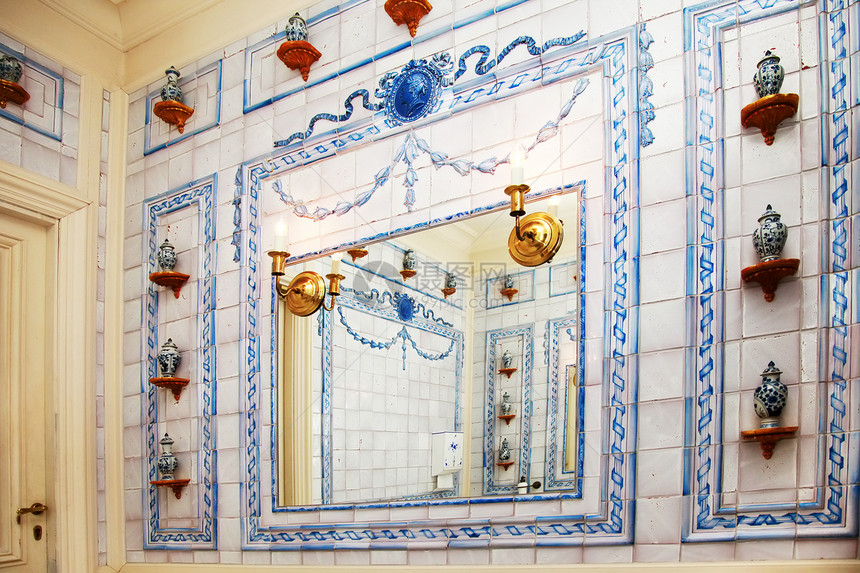 旧洗浴间公寓家具龙头装饰古董风格建筑洗澡毛巾浴室图片