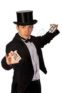 年轻魔术师用卡片表演帽子魔法套装游戏闲暇诡计手指展示扑克乐趣背景图片