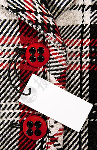 黑色格子带有红色按钮的检查大衣上的空白价格标签背景