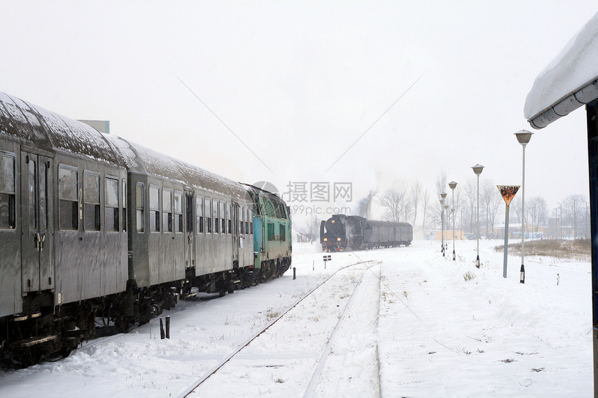 火车站列车平台冻结蒸汽运输旅行车辆车站机车风景旅客图片