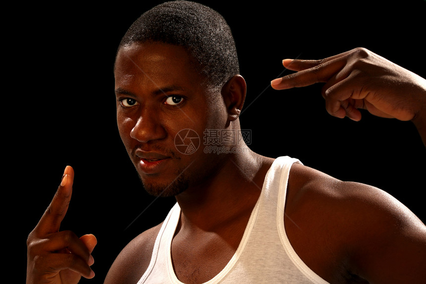 年轻非洲男子美裔岩石身体歌手青少年男性黑色文化男人姿势衣服图片