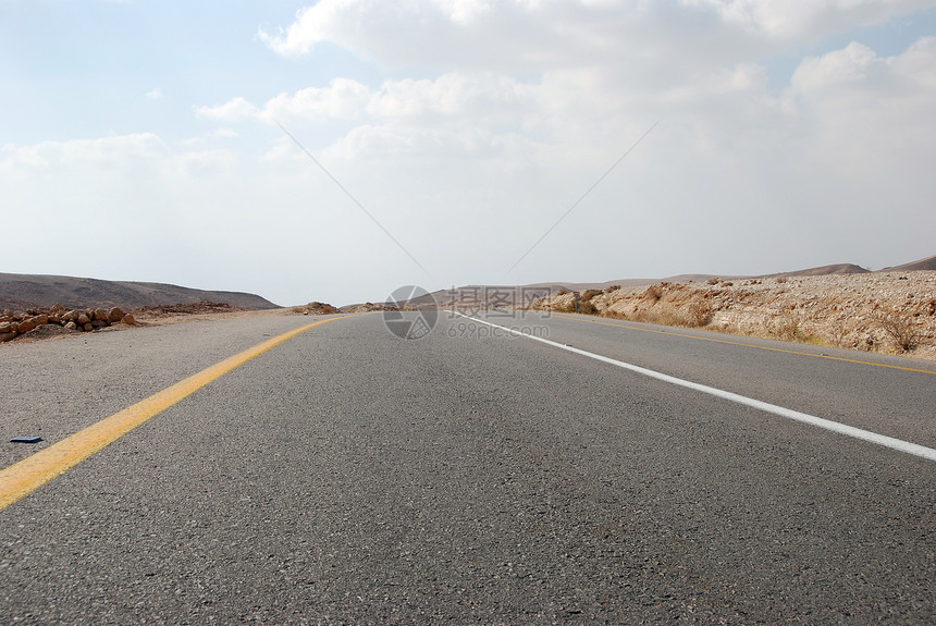 荒沙漠道路车道土地驾驶全景岩石天空沙丘运输地平线孤独图片