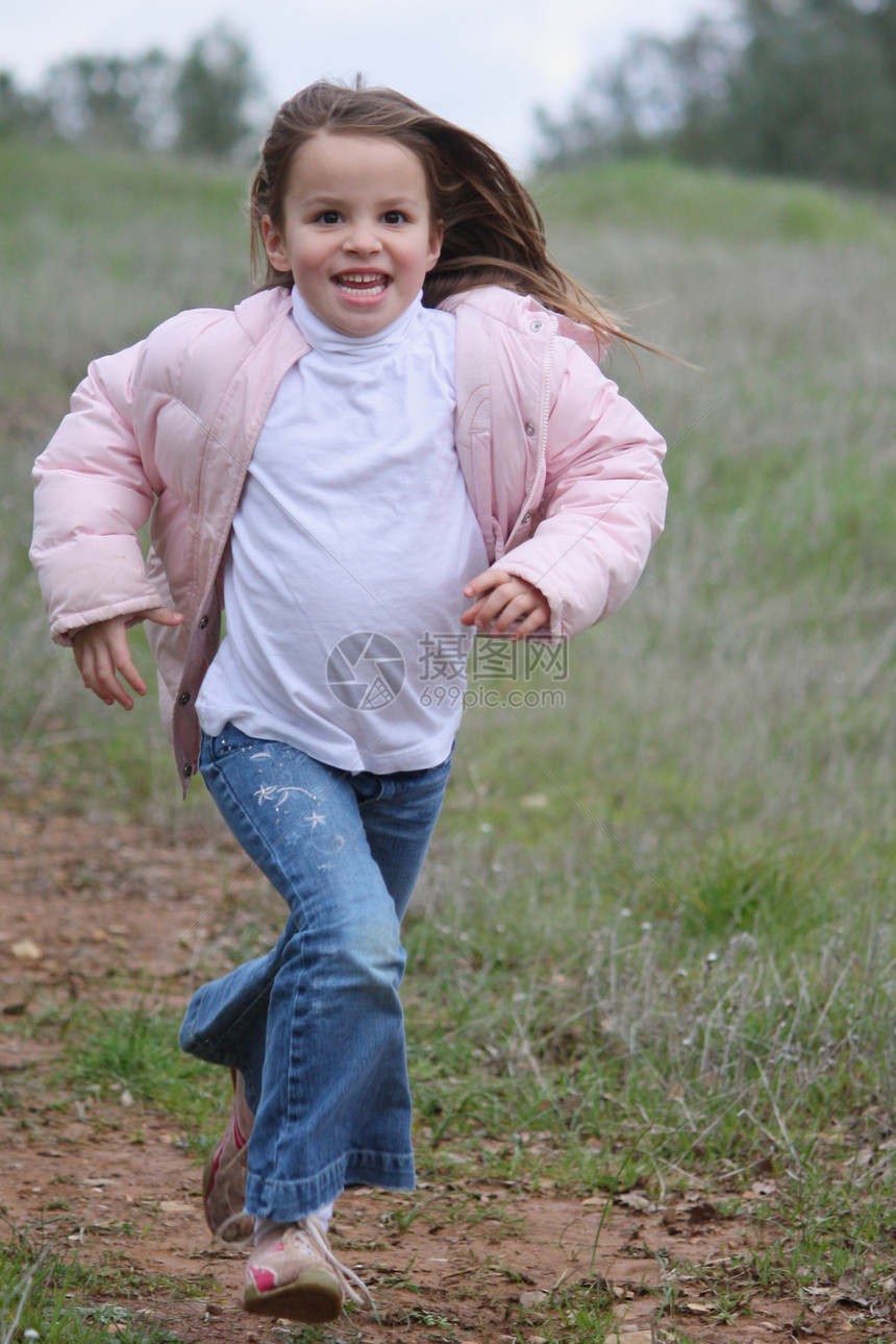 女孩在跑运动微笑活动童年娱乐公园蓝色跑步女儿孩子图片