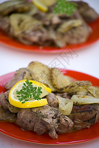 鸡肝香菜饮食食谱柠檬红色盘子肝脏洋葱白色烤箱背景图片