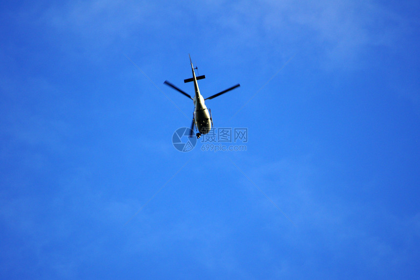 直升机飞行车辆菜刀螺旋桨天空刀片蓝色旅行航班刀刃运输图片