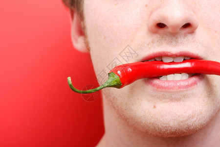 吃辣椒男人香料胡椒红色背景图片