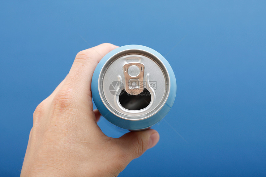 饮用罐头回收工作室水平液体瓶子浅蓝色饮料汽水男性图片