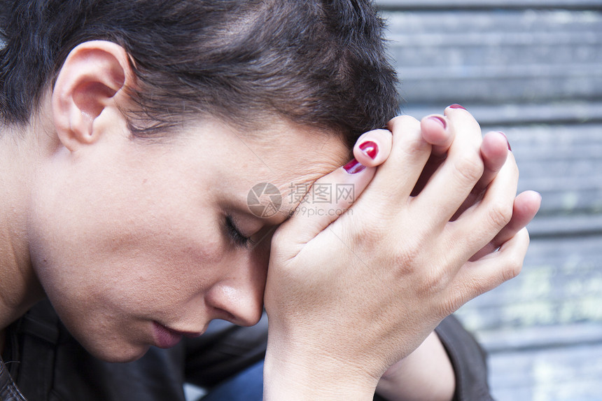 处于痛苦中的年轻女性情绪闷气药品隐藏离婚情感成人焦虑酒精头发图片