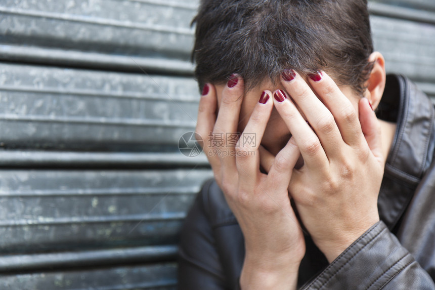 心怀担忧的女童苦恼成人情感头发焦虑指甲闷气情绪边缘离婚图片