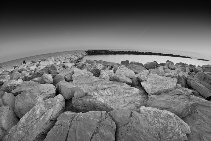 海边的岩石 比萨支撑农场天气季节橙子蓝色旅行日落反射石头图片