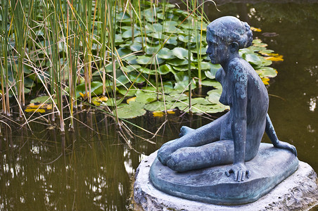 日本花园公园雕像女孩池塘背景图片